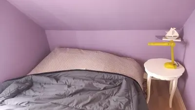 Un ou plusieurs lits dans un hébergement de l'établissement Maison de plage avec accès direct à la plage