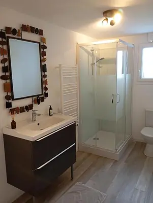 Salle de bains dans l'établissement Le gîte du Galou