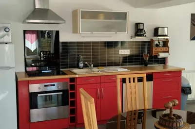 Cuisine ou kitchenette dans l'établissement Gîte du domaine de la longue fosse