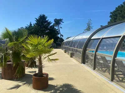 Piscine de l'établissement Cottage avec piscine à 300m de la plage ou située à proximité