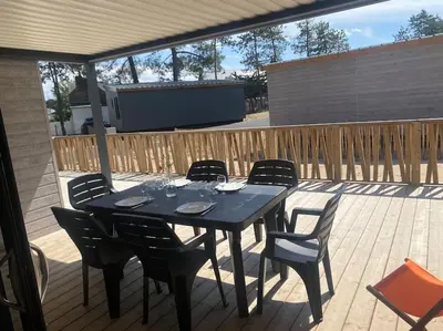 Balcon ou terrasse dans l'établissement Cottage avec piscine à 300m de la plage