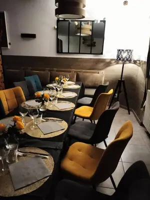 Coin salon dans l'établissement HÔTEL Le 6 3 Home PORT EN BESSIN Parking privé gratuit
