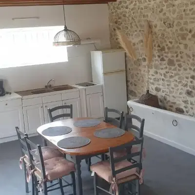 Maison en pierres à 1200m de la mer