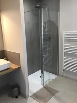 Salle de bains dans l'établissement Au Coeur d'Omaha Beach - Colleville-sur-Mer - Gîte 1
