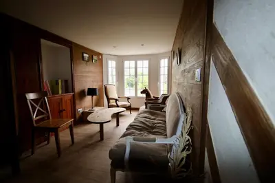 Coin salon dans l'établissement La Villa Mirabelle 2min d'Arromanches-les-Bains