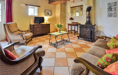 Télévision ou salle de divertissement dans l'établissement Cozy Home In St Germain Du Pert