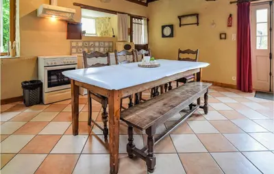 Cuisine ou kitchenette dans l'établissement Cozy Home In St Germain Du Pert