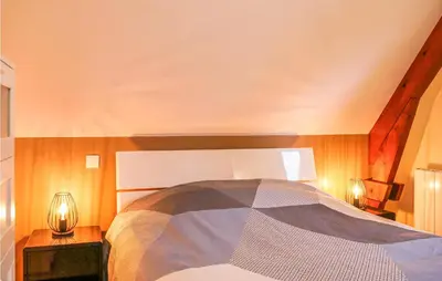 Un ou plusieurs lits dans un hébergement de l'établissement 3 Bedroom Amazing Home In La Hague