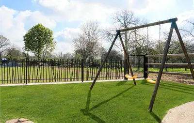 Aire de jeux pour enfants de l'établissement 3 Bedroom Amazing Home In La Hague