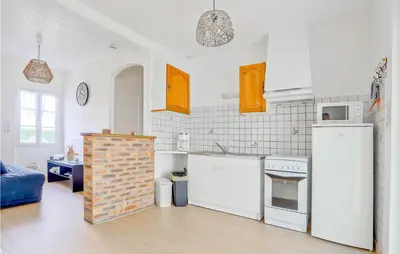 Cuisine ou kitchenette dans l'établissement Gorgeous Home In Creances-Plage