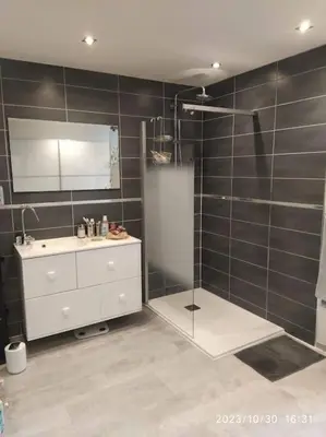 Salle de bains dans l'établissement Grande et belle maison normande