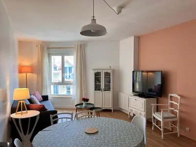 Télévision ou salle de divertissement dans l'établissement L'Echappée douce - Mer & Port à pied