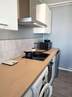 Cuisine ou kitchenette dans l'établissement Studio chaleureux Caen