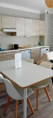 Cuisine ou kitchenette dans l'établissement La Falaisienne - Au coeur de la ville - 