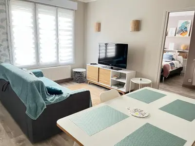 Télévision ou salle de divertissement dans l'établissement La Falaisienne - Au coeur de la ville - 