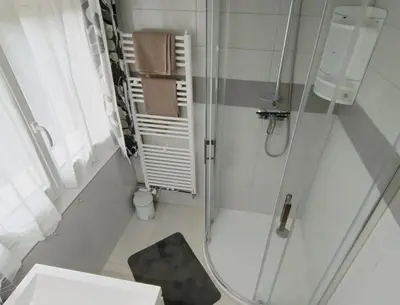 Salle de bains dans l'établissement Le Ponthieu de Bayeux