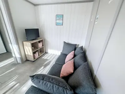 Télévision ou salle de divertissement dans l'établissement Jullouville: Villa 4 pers, proche plage, piscine chauffée - FR-1-361-534