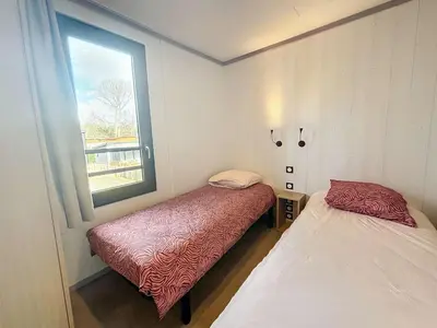 Un ou plusieurs lits dans un hébergement de l'établissement Jullouville: Villa 4 pers, proche plage, piscine chauffée - FR-1-361-534