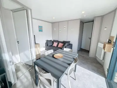 Coin salon dans l'établissement Jullouville: Villa 4 pers, proche plage, piscine chauffée - FR-1-361-534