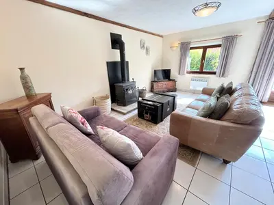 Télévision ou salle de divertissement dans l'établissement Rose Cottage with seasonal Swimming Pool