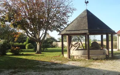 Jardin de l'établissement Les Grandes Landes - Piscine privée - Grand jardin