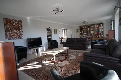 Télévision ou salle de divertissement dans l'établissement Les Grandes Landes - Piscine privée - Grand jardin
