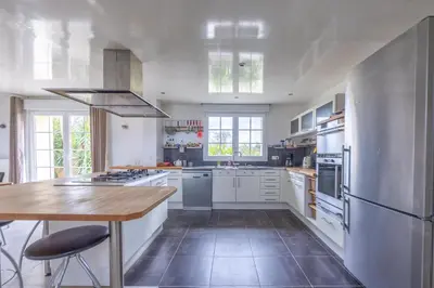 Cuisine ou kitchenette dans l'établissement Gîte Les Petites Landes - Piscine privée proche plages