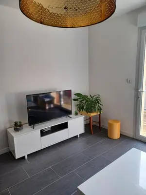 Télévision ou salle de divertissement dans l'établissement AU PARADIS DE BB