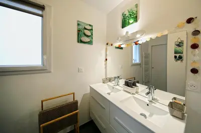 Salle de bains dans l'établissement L'Océraline - Maison avec jardin et wifi