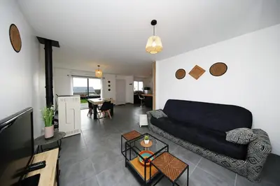 Télévision ou salle de divertissement dans l'établissement L'Océraline - Maison avec jardin et wifi