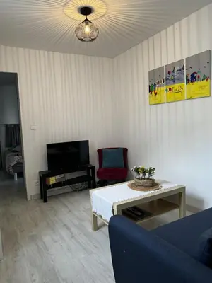 Télévision ou salle de divertissement dans l'établissement le Cozy Bayeusain
