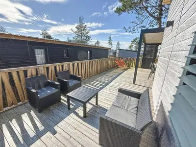 Balcon ou terrasse dans l'établissement Chalet de Standing 6 Pers. à Jullouville - Piscine Chauffée, Plage à Proximité, Wi-Fi Inclus - FR-1-361-536