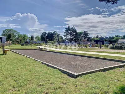 Jardin de l'établissement Chalet de Standing 6 Pers. à Jullouville - Piscine Chauffée, Plage à Proximité, Wi-Fi Inclus - FR-1-361-536