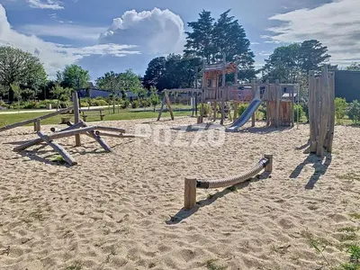 Aire de jeux pour enfants de l'établissement Chalet de Standing 6 Pers. à Jullouville - Piscine Chauffée, Plage à Proximité, Wi-Fi Inclus - FR-1-361-536