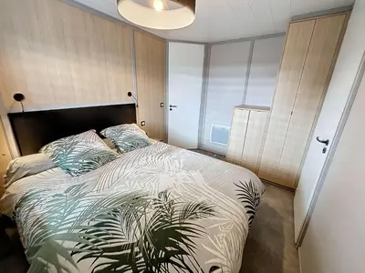 Un ou plusieurs lits dans un hébergement de l'établissement Chalet de Standing 6 Pers. à Jullouville - Piscine Chauffée, Plage à Proximité, Wi-Fi Inclus - FR-1-361-536