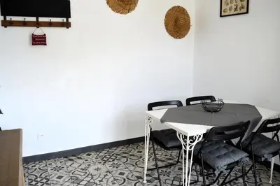 Télévision ou salle de divertissement dans l'établissement La petite Marie-B, terrasse, plages à 250m
