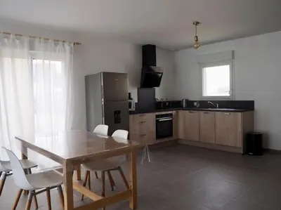 Cuisine ou kitchenette dans l'établissement Maison 6-8 personnes 3 chambres