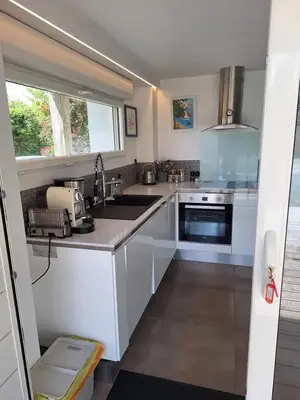 Cuisine ou kitchenette dans l'établissement Appartement moderne avec terrasse - proche mer