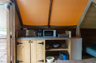 Cuisine ou kitchenette dans l'établissement Camping Onlycamp Sous les Pommiers