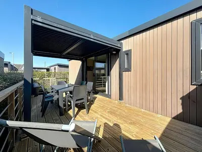 Balcon ou terrasse dans l'établissement Mobil-home confort 6 pers, 3 ch, pisc chauffée, à 200m plage Jullouville - FR-1-361A-70