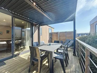 Balcon ou terrasse dans l'établissement Mobil-home confort 6 pers, 3 ch, pisc chauffée, à 200m plage Jullouville - FR-1-361A-70