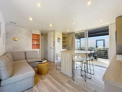 Coin salon dans l'établissement Mobil-home confort 6 pers, 3 ch, pisc chauffée, à 200m plage Jullouville - FR-1-361A-70
