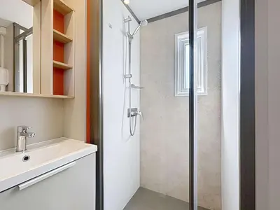 Salle de bains dans l'établissement Mobil-home confort 6 pers, 3 ch, pisc chauffée, à 200m plage Jullouville - FR-1-361A-70