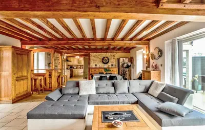 Coin salon dans l'établissement Stunning Home In L'étang-Bertrand