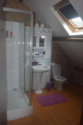 Salle de bains dans l'établissement Le Vieux Pressoir de La Forêt Auvray