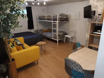 Télévision ou salle de divertissement dans l'établissement Studio cosy 2 à 4 pers parking privé