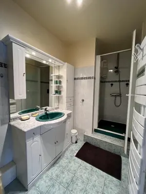 Salle de bains dans l'établissement Duplex vue sur mer
