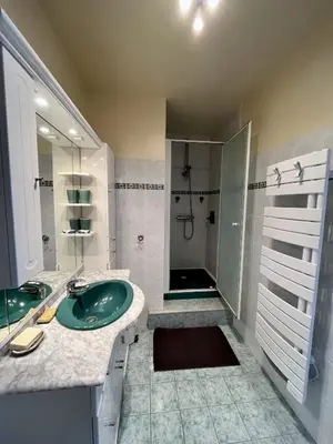 Salle de bains dans l'établissement Duplex vue sur mer