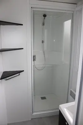 Salle de bains dans l'établissement Mobil-home