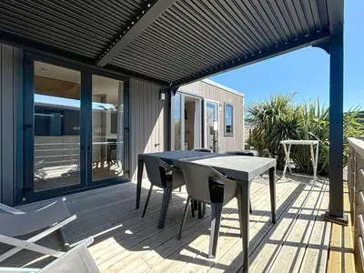 Balcon ou terrasse dans l'établissement Mobil-home 4* Grand Confort, 200m plage, piscine, fitness, parking, ménage inclus, Wi-Fi gratuit - FR-1-361A-75
